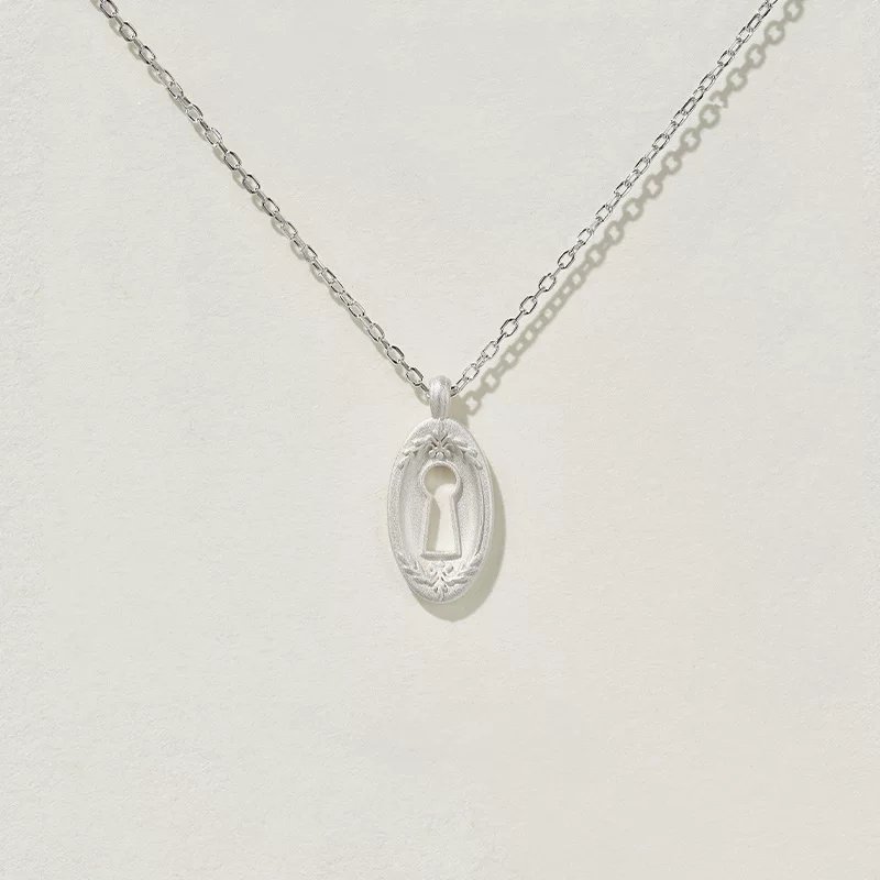 O1CN01IR7jfW21wxKzWFLJW_!!2978237050.jpg__爱奇艺 Silver embossed keyhole necklace - Image 1